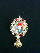 Baba lapel pin (oval) With Colour Stones